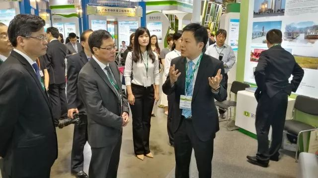 湖南省政府副省長(zhǎng)陳文浩蒞臨九九智能環(huán)保展臺(tái)