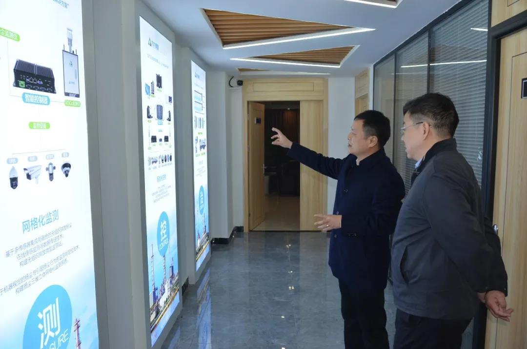 董事長劉黎明向張健主席介紹公司無組織排放“測(cè)控治”一體化解決方案